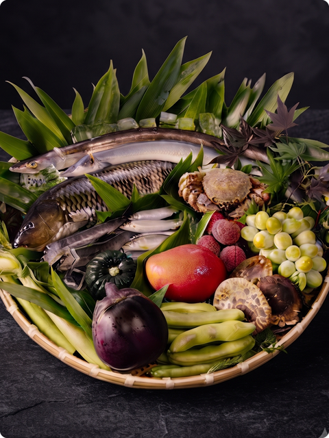 盛籠に載せられた旬の鮮魚と野菜